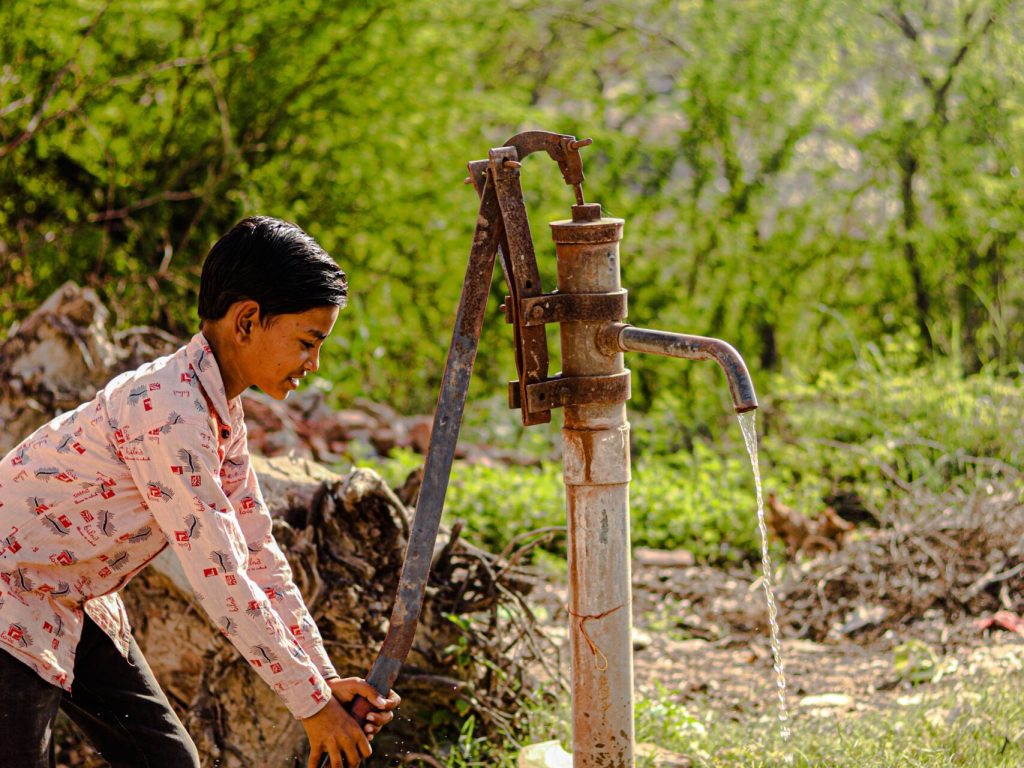Indian-child-water-pump